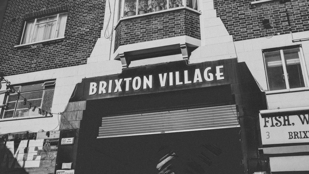 火車橋下的 Brixton Village。