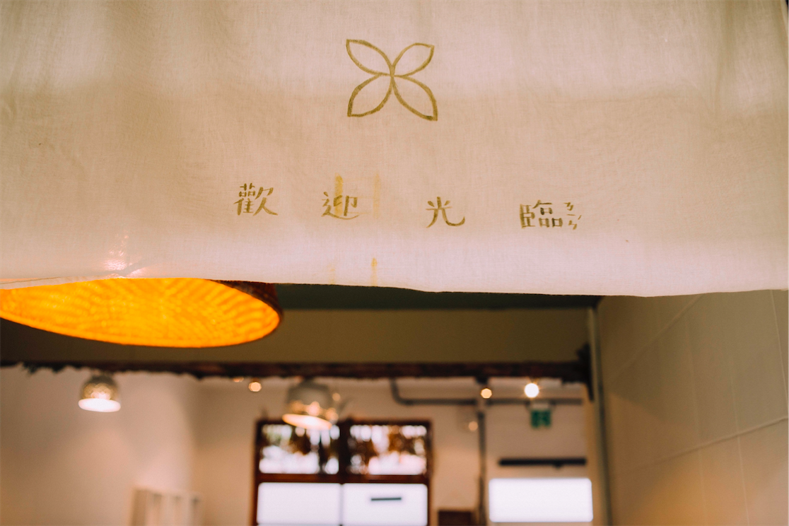 踏進布菈瑟 Blossom 鐵花窗生活設計店內，隨處可見親切溫暖的手寫筆跡。